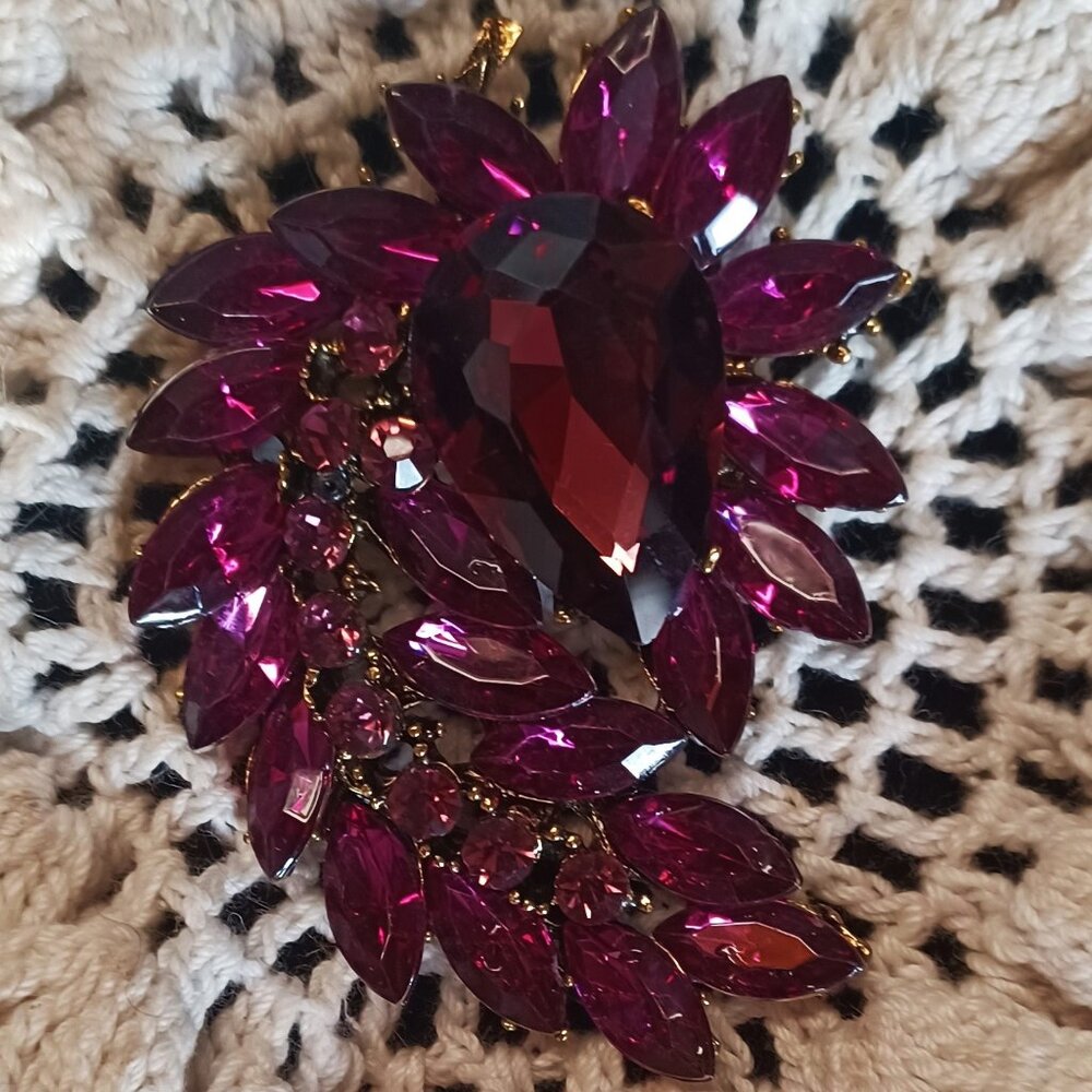 From Dark Purple to Lavender This Brooch is SUPERB!!